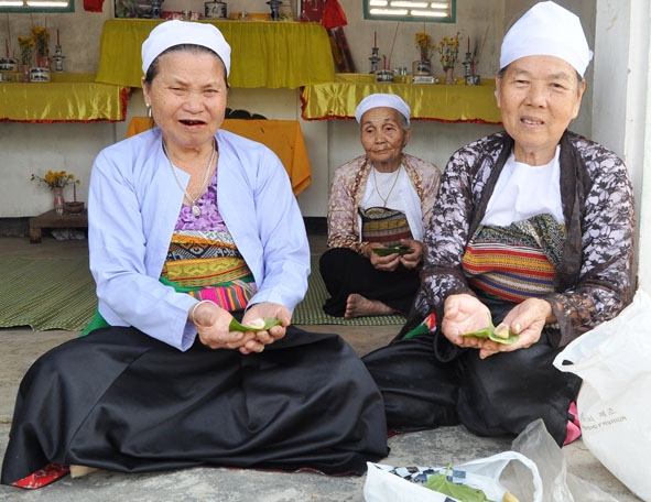 Những cụ bà người Mường ở xã Hòa Sơn (huyện Krông Bông) quây quần ngồi têm trầu để dâng lên tổ tiên trong dịp Rằm tháng Bảy.