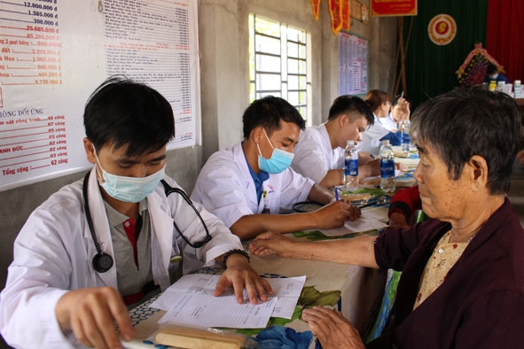 Các bác sĩ kê đơn thuốc cho bệnh nhân nghèo thôn Tân Lập.  