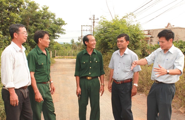 Chủ tịch Hội CCB tỉnh Rơ Lưk Bông (thứ 2 bên phải) cùng cán bộ Hội CCB các cấp trao đổi kinh nghiệm việc vận động hội viên làm đường giao thông nông thôn.