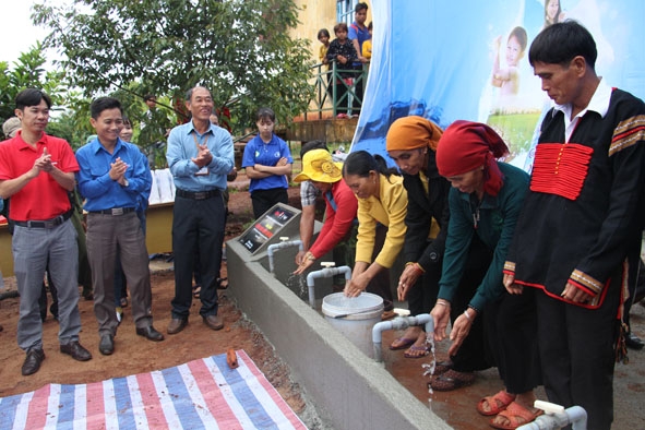 Bàn giao công trình nước sạch cho người dân vùng khó khăn tại buôn Ariêng B (thị trấn Ea Đrăng, huyện Ea H’leo).  