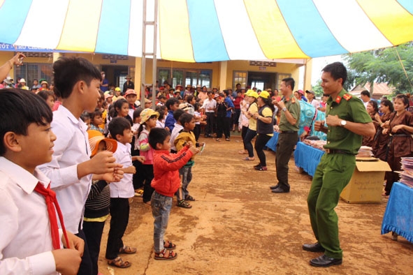 Cán bộ, chiến sĩ Công an tỉnh hướng dẫn học sinh Trường Tiểu học Ama Khê (xã Cư Né, huyện Krông Búk) nhảy dân vũ.    Ảnh: H. Ân