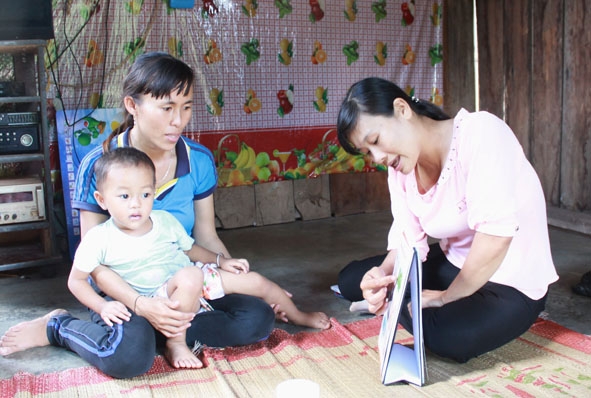 Cán bộ  chuyên trách  dân số  xã Ea Rốk (huyện Ea Súp) tuyên truyền  cho phụ nữ  trên địa bàn về hậu quả của mất cân bằng  giới tính  khi sinh. 