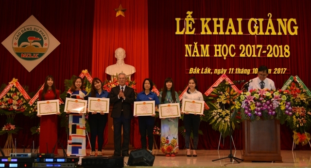 Hiệu trưởng Trường Cao đẳng Sư phạm Đắk Lắk Phạm Trọng Hòa trao thưởng học sinh, sinh viên đạt thành tích trong học tập.