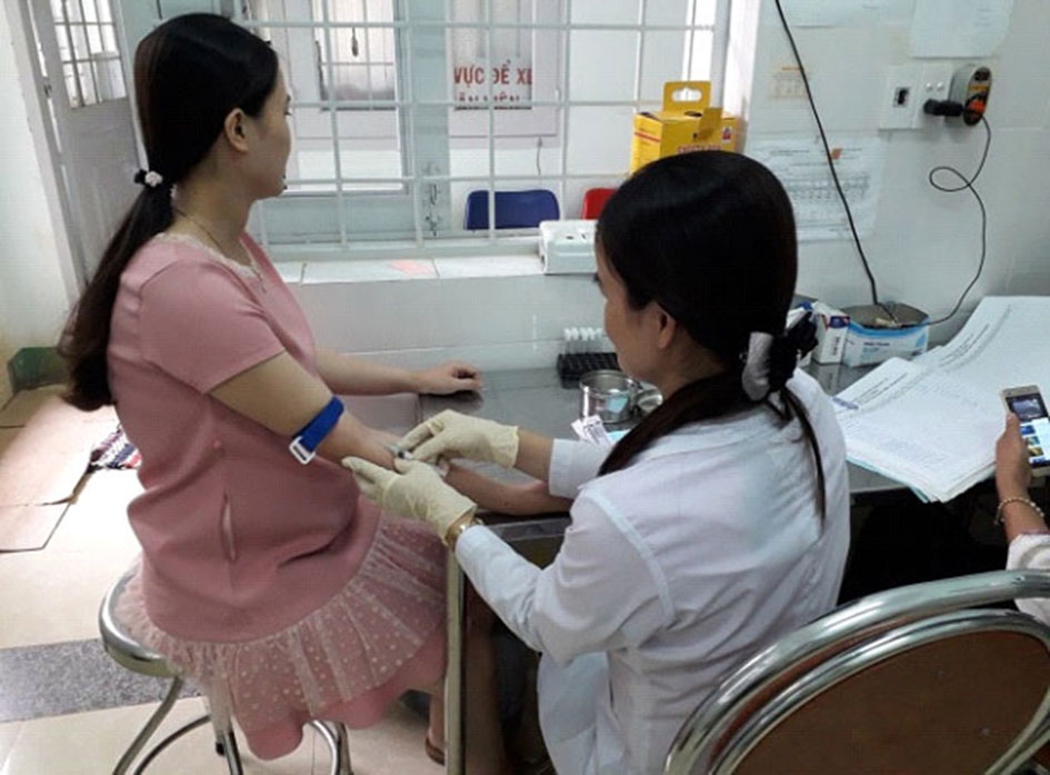 Phụ nữ mang thai xét nghiệm HIV tại Trung tâm Phòng, chống HIV/AIDS tỉnh.