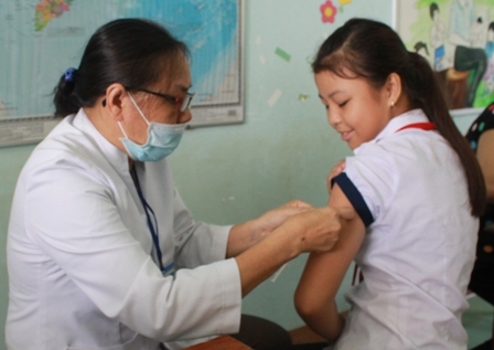 Tiêm bổ sung vắc xin viêm não Nhật Bản cho trẻ em xã Hòa Phú, TP. Buôn Ma Thuột.
