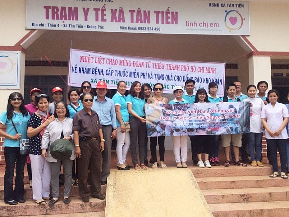 Một đoàn từ thiện từ TP. Hồ Chí Minh khám và cấp phát thuốc tại trạm y tế xã Tân Tiến