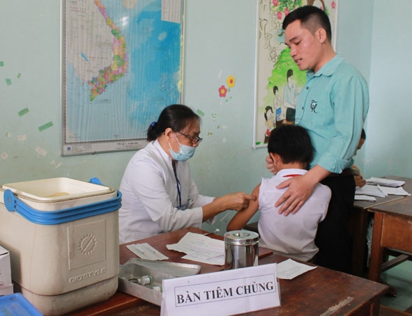 Tiêm  bổ sung vắc xin viêm não Nhật Bản cho trẻ  từ 6-15 tuổi trên địa bàn  xã Hòa Phú (TP. Buôn Ma Thuột). 