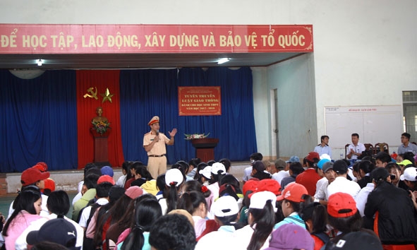 Cán bộ Phòng CSGT, Công an tỉnh tuyên truyền Luật GTĐB cho học sinh Trường THPT Việt Đức (huyện Cư Kuin). 