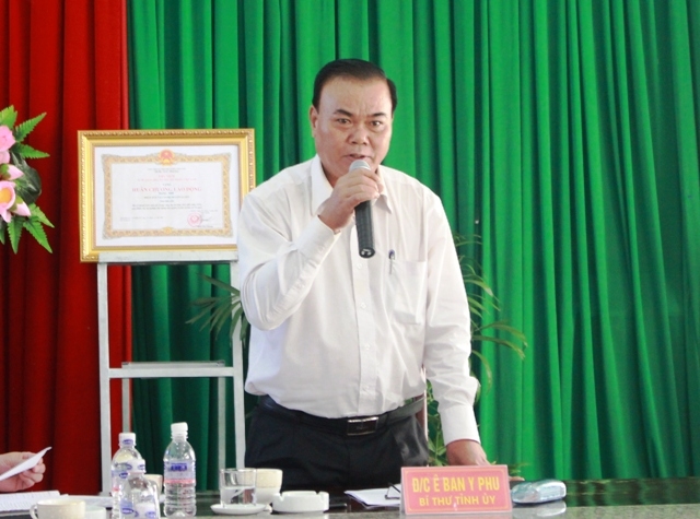 Bí thư Tỉnh ủy Êban Y Phu phát biểu tại buổi làm việc.