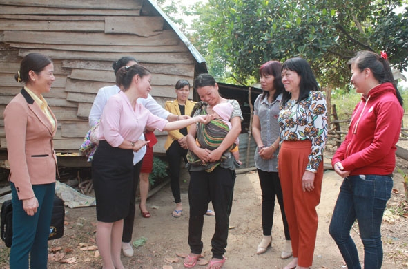 Đoàn giám sát của Hội LHPN tỉnh tìm hiểu việc thực hiện Nghị định 39/2015/NĐ-CP tại xã Yang Réh (huyện Krông Bông). 