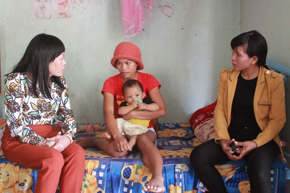 Phó Chủ tịch Hội LHPN tỉnh Nguyễn Thị Thanh Hường (bìa trái) tìm hiểu đời sống hội viên phụ nữ tại buôn Yang Réh 2 (xã Yang Réh,  huyện Krông Bông). 