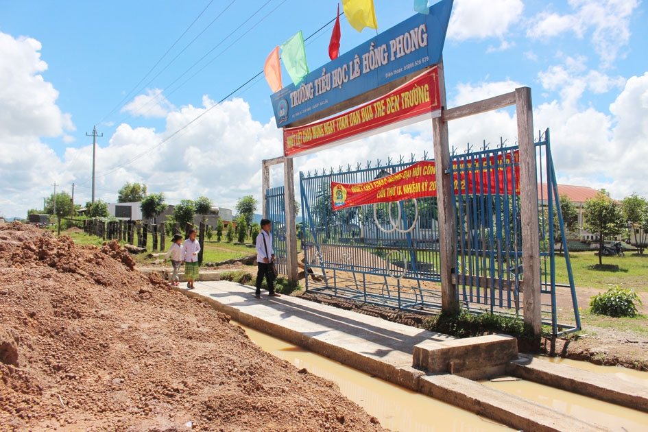 Hệ thống cổng trường, tường rào của Trường Tiểu học Lê Hồng Phong nhiều năm nay vẫn chưa thể hoàn thiện.