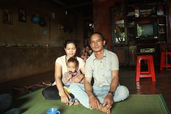 Anh Y Bhy Niê ở buôn Drao (xã Cư Né, huyện Krông Búk) nay đã trở về quê hương đoàn tụ bên vợ con.