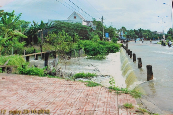 Nước từ hồ trung chuyển thị trấn Ea Súp chảy tràn vào đất của người dân vào năm 2012.  (Ảnh do người dân cung cấp).