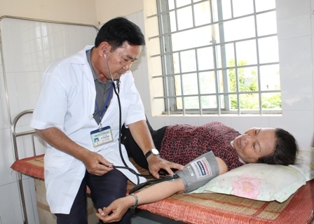 Khám bệnh cho người dân tại Trạm Y tế xã Yang Reh, huyện Krông Bông