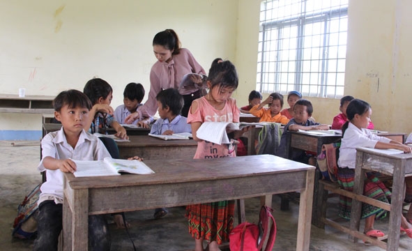 Cô Đỗ Thị Tuyết đang giảng bài cho học sinh lớp 3 tại điểm trường Ea Rớt. 