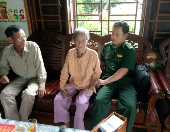 Cán bộ quân y Đồn Biên phòng Cửa khẩu Đắk Ruê đến nhà thăm khám sức khỏe cho Mẹ Việt Nam Anh hùng  Dương Thị Liễu.   