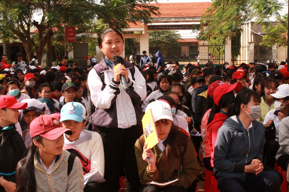 Học sinh Trường THPT Nguyễn Huệ (xã Ea Tóh, huyện Krông Năng) nêu thắc mắc về việc chọn trường, chọn ngành tại chương trình tư vấn hướng nghiệp.