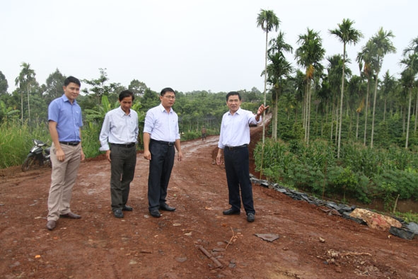 Lãnh đạo huyện Krông Năng kiểm tra một công trình giao thông đang thi công trên địa bàn.