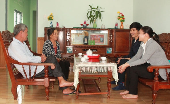 Cán bộ Lao động – Thương binh và Xã hội huyện Krông Năng thăm hỏi gia đình thương binh Hà Văn Lương trong căn nhà Tình nghĩa.