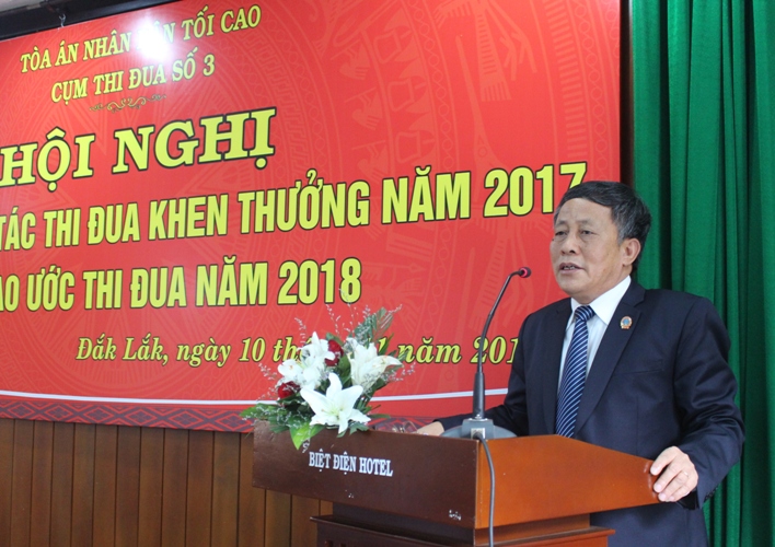 Phó Chánh án TAND Tối cao Nguyễn Văn Thuân phát biểu tại hội nghị.