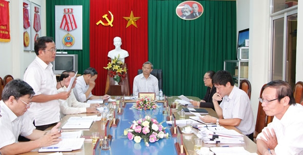 Các  đại biểu tham dự kỳ họp thứ 27 của UBKT Tỉnh ủy.