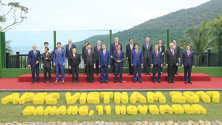 Các nhà lãnh đạo kinh tế APEC chụp ảnh chung tại lễ bế mạc chiều 11-11.