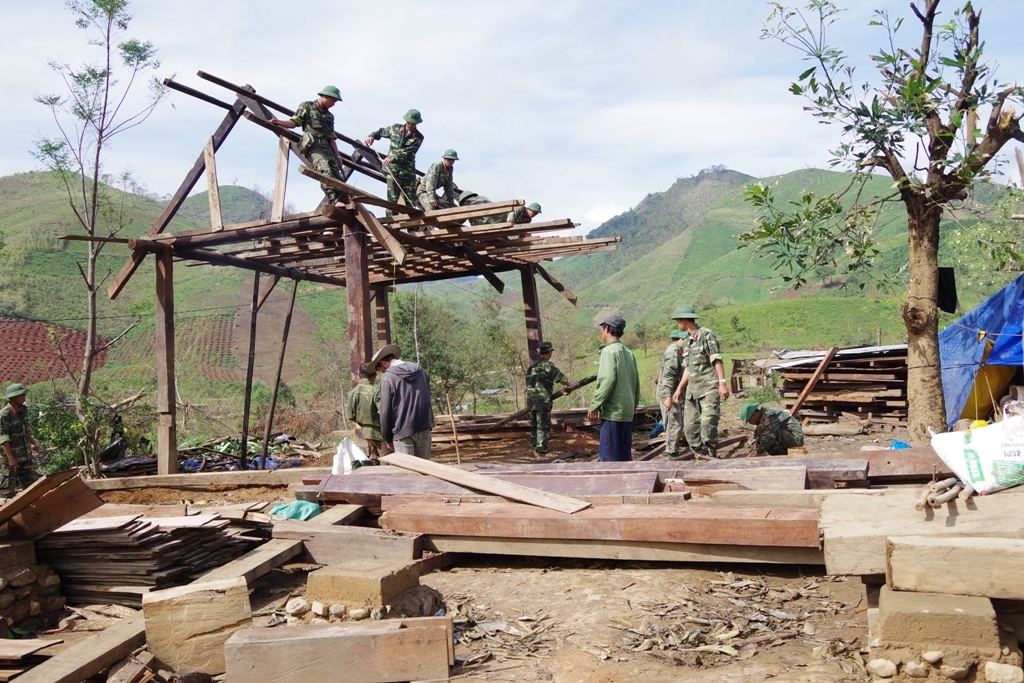 Cán  bộ, chiến sĩ lực lượng vũ trang tỉnh giúp người dân xã Yang Mao dựng lại nhà cửa