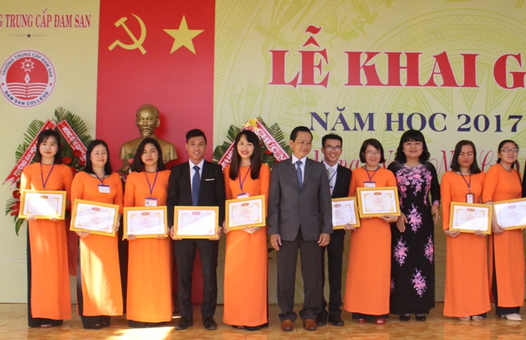 Phó Chủ tịch UBND tỉnh H’Yim Kđoh và đại diện Sở GD-ĐT trao Giấy khen tặng các cá nhân tiêu biểu