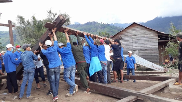 Lực lượng TNTN giúp người dân dựng lại nhà cửa sau bão.