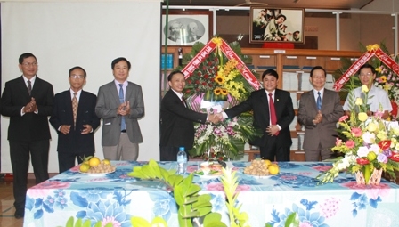 Phó Bí thư Thường trực Tỉnh ủy Phạm Minh Tấn tặng hoa và quà chúc mừng cán bộ, giáo viên 