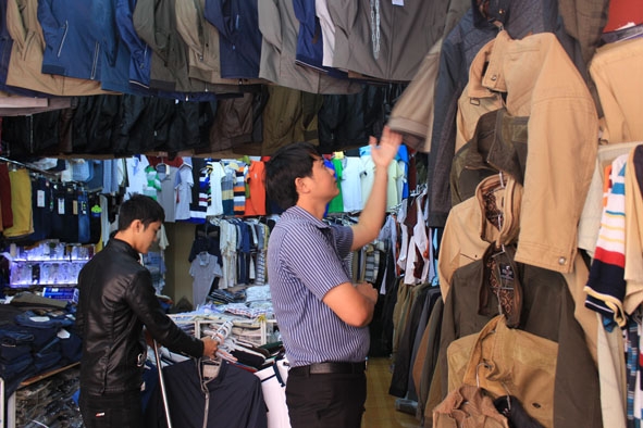 Khách chọn mua hàng quần áo tại chợ Trung tâm Buôn Ma Thuột. 