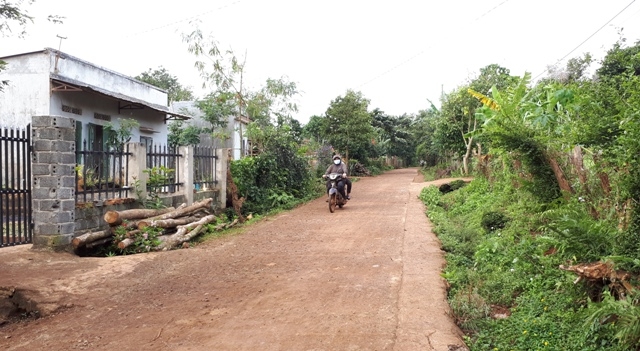 Đường nông thôn mới ở buôn Kwang A, xã Cư Bao (Buôn Hồ) 
