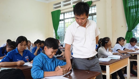 Thầy Hồ Quang Đạo ôn tập bài cho học sinh. 