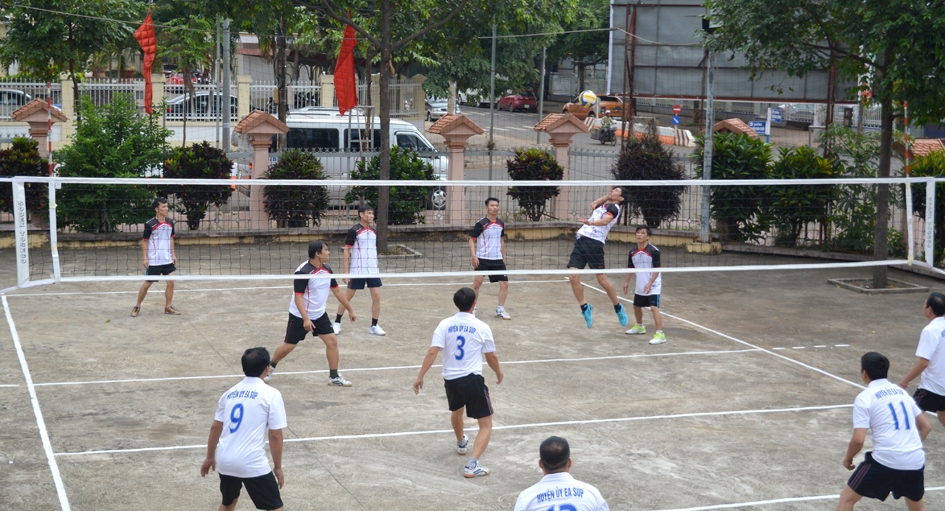 Trận bóng chuyền nam giữa đội Ea Súp và Krông Pắc.