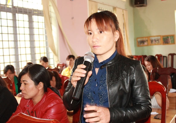 Hội viên phụ nữ xã Ea Tam nêu câu hỏi tại buổi đối thoại.   