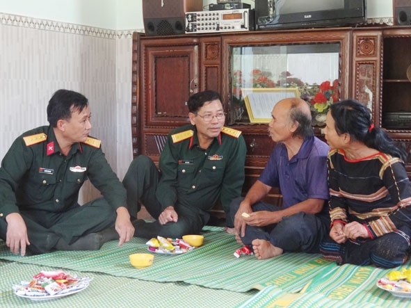Thủ trưởng Bộ CHQS tỉnh và Ban CHQS huyện Cư M’gar thăm hỏi và động viên gia đình cựu quân nhân Y Đia Eban (thị trấn Ea Pốk).