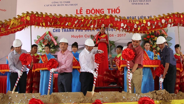 Công trình cấp nước liên xã huyện Cư Kuin và bổ trợ nguồn nước sinh hoạt cho TP. Buôn Ma Thuột  được khởi công vào tháng 4-2017. Ảnh: M. Thông 