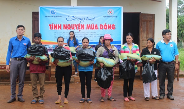 Đại diện Đội Công tác xã hội tỉnh tặng quà cho người dân khó khăn ở xã Ea Drơng, huyện Cư M’gar  trong chương trình Tình nguyện mùa đông năm 2017.
