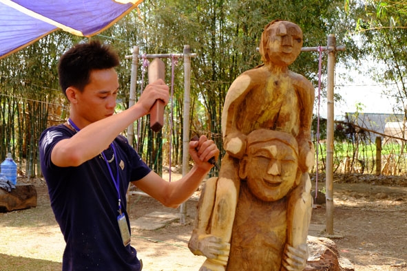 Nghệ nhân tham gia Trại sáng tác điêu khắc gỗ dân gian Tây Nguyên năm 2015.