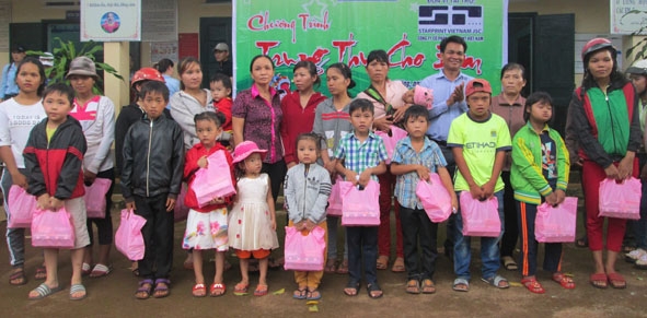 Lãnh đạo huyện Cư M’gar trao quà cho học sinh Trường Tiểu học Trưng Vương và gia đình có hoàn cảnh khó khăn nhân dịp Trung thu. 
