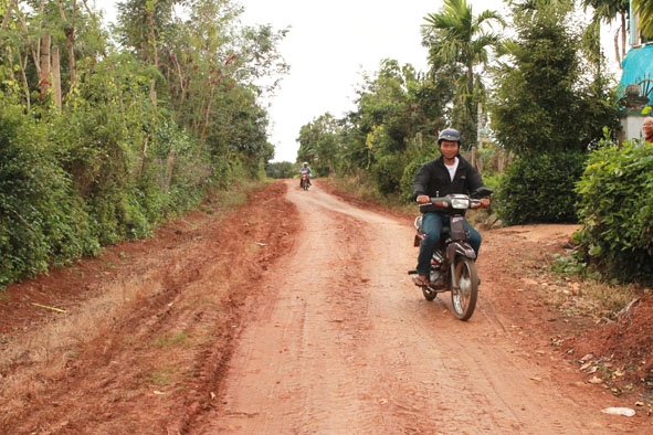 Nhiều trục đường liên thôn ở xã Phú Xuân (huyện Krông Năng) vẫn còn là đường đất.   