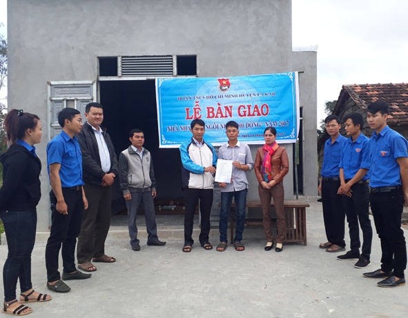 Huyện Đoàn Ea Kar  bàn giao nhà  Nhân ái tặng  gia đình  anh Bế  Văn Quảng (thôn  Quảng Cư 2, xã Cư Ni). 