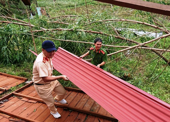 Đoàn Thanh niên Công an tỉnh giúp nhân dân xã Yang Mao (huyện Krông Bông) sửa chữa nhà cửa bị tốc mái do cơn bão số 12.