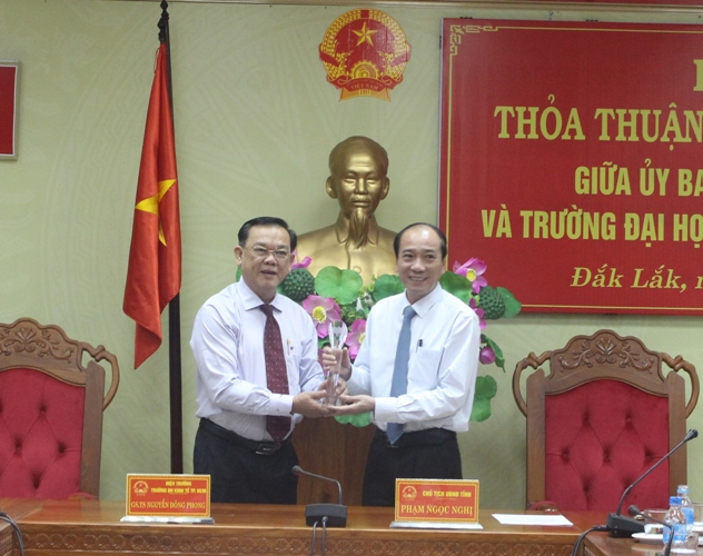Đại diện Trường Đại học Kinh tế TP. Hồ Chí Minh trao quà kỉ niệm tặng UBND tỉnh.