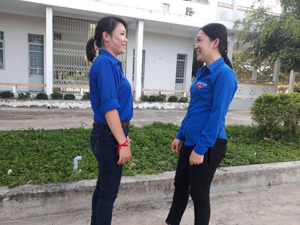 Chị Nguyễn Thị Ánh Ngọc (phải) trao đổi  về hoạt động công tác Đoàn với thành viên  Ban Chấp hành Đoàn trường.