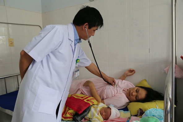 Bác sĩ Nguyễn Xuân Hường đang  thăm khám bệnh nhân. 