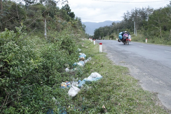 Quốc lộ 27 đoạn qua xã Yang Tao đầy rác thải.