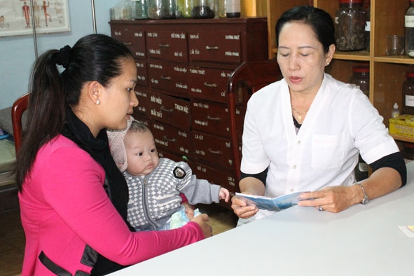 Tư vấn cho bà mẹ chăm sóc sức khỏe cho trẻ em tại Trạm Y tế phường Tự An  (TP. Buôn Ma Thuột).  Ảnh: K.Oanh