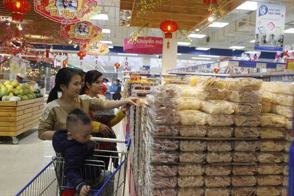 Người tiêu dùng chọn mua hàng Tết tại siêu thị Co.opMart Buôn Ma Thuột.  